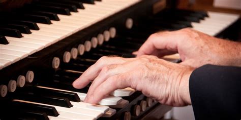 reese mcguire beat it|Braves Organist Plays Beat It for Blue Jays Player。